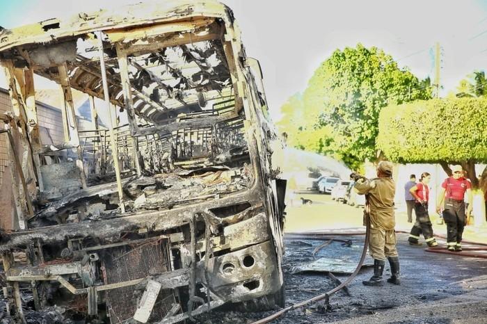  Fortaleza tem onda de ataques a nibus desde a madrugada (Crdito:  Camila Lima/SVM )