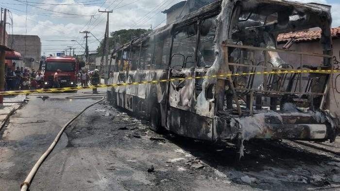 Pelo menos seis ônibus foram incendiados em Fortaleza (Crédito: Messias Borges/SVM )