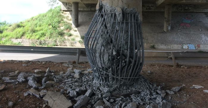  Criminosos detonaram uma bomba contra a estrutura de um viaduto na Caucaia (Crdito:  Joo Pedro Ribeiro/TV Verdes Mares )