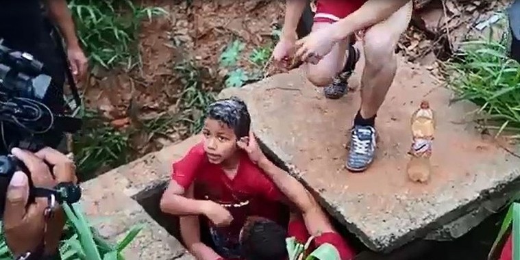 Menino é arrastado por enxurrada ao tentar salvar cachorro