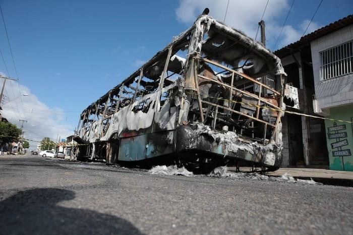 Ônibus incendiado na madrugada desta sexta-feira (Crédito:  José Leomar/SVM )