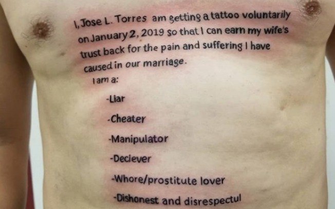Homem faz tatuagem para mulher perdoar a traição