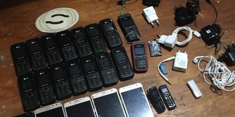 Agentes apreendem mais de 400 celulares nos presídios do Ceará