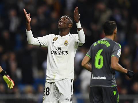 Vinicius Junior vai bem como titular, mas Real sofre sexta derrota