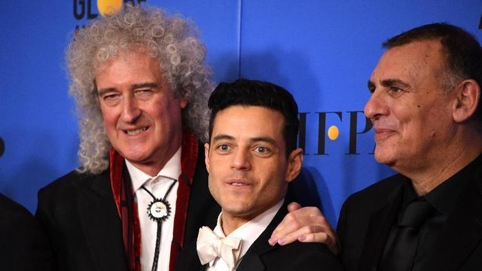 Brian May, guitarrista do Queen, posa com o ator Rami Malek (Crédito: Mark Ralston/AFP)