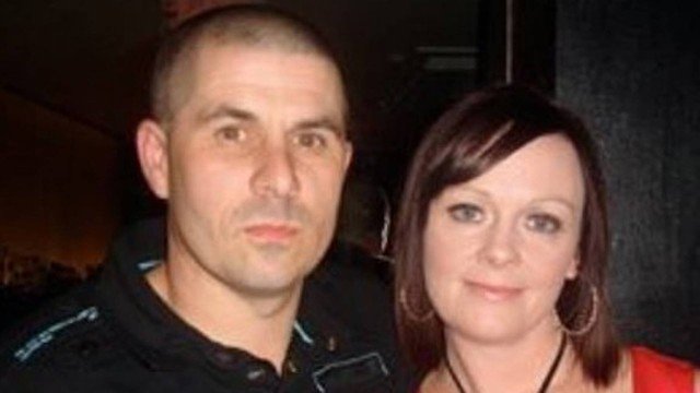 Homem esconde GPS sob o carro da ex-mulher para vigiá-la e é descoberto