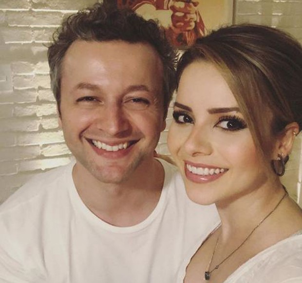 Lucas se diverte com Sandy cantando "Power Rangers" para o filho Theo