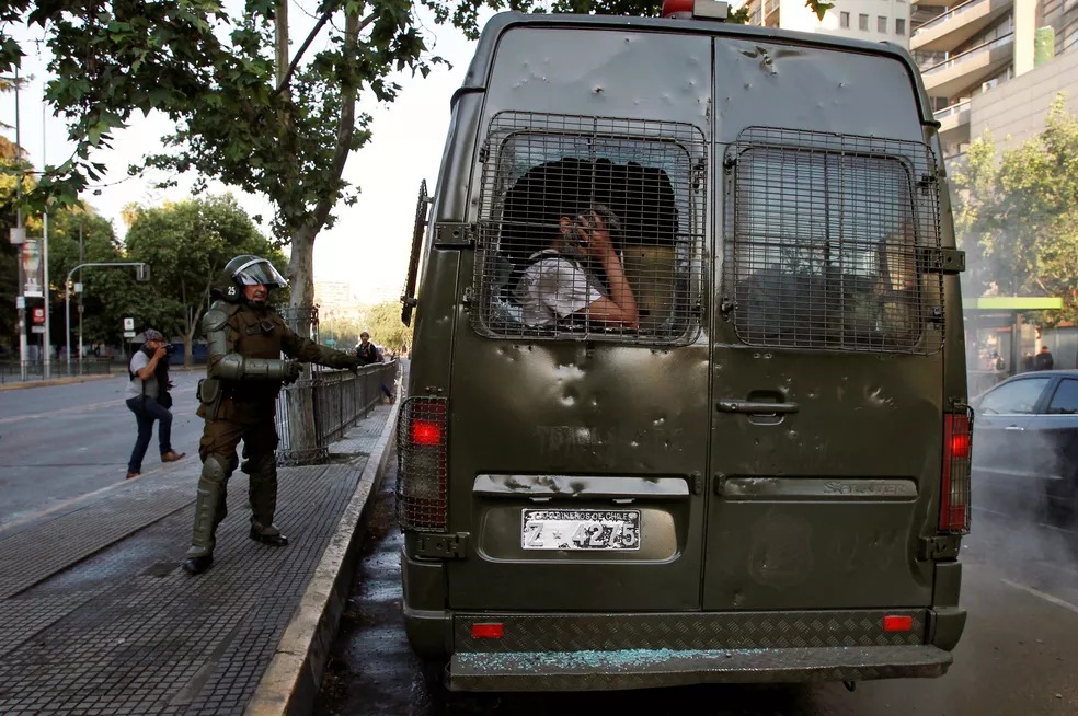 Manifestante é detido pela polícia de choque durante ato em Santiago — Foto: Reuters/Carlos Vera Manifestante é detido pela polícia de choque durante ato em Santiago — Foto: Reuters/Carlos Vera