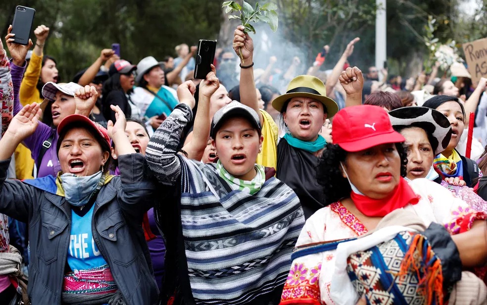 Mulheres participam de marcha em Quito, no Equador, no dia 12 de outubro — Foto: Daniel Tapia/Reuters Mulheres participam de marcha em Quito, no Equador, no dia 12 de outubro — Foto: Daniel Tapia/Reuters