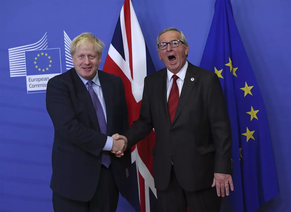 O presidente da Comissão Europeia, Jean-Claude Juncker (dir.), e o primeiro-ministro britânico, Boris Johnson, se cumprimentam em entrevista durante a cúpula dos líderes da União Europeia, em Bruxelas, na Bélgica. Reino Unido e UE anunciaram que chegaram a um novo acordo sobre o Brexit — Foto: Francisco Seco/AP