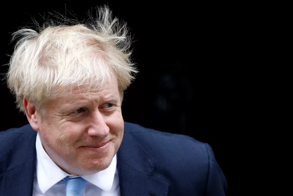 Boris Johnson, primeiro-ministro do Reino Unido, chega a Downing Street em Londres para encontro nesta terça-feira (15) — Foto: Henry Nicholls/Reuters