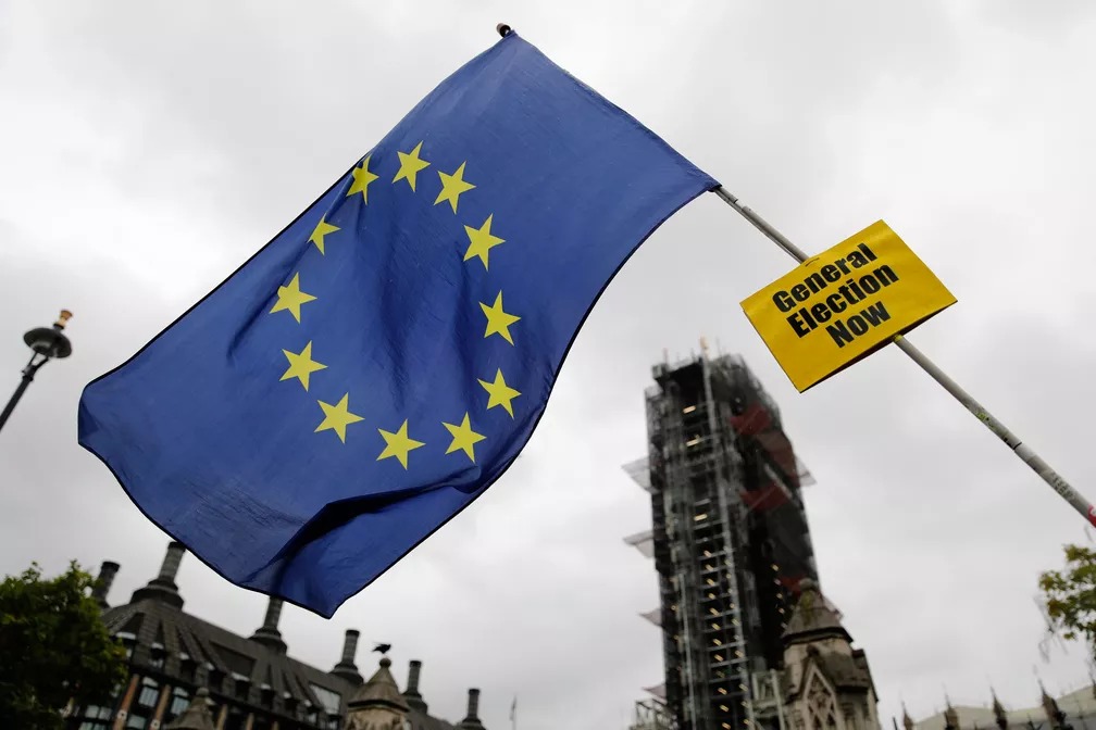 Manifestante contra o Brexit mostra uma bandeira da União Europeia perto do Parlamento britânico, no centro de Londres, nesta quinta-feira (17) — Foto: Tolga Akmen / AFP