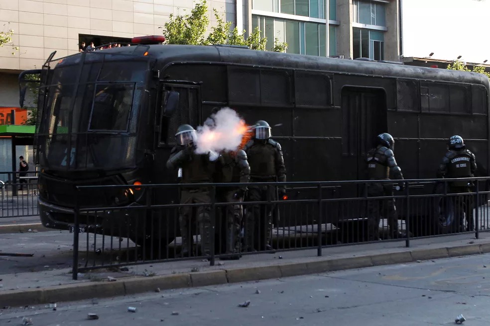 Protestos atiram bombas de gás contra manifestantes em Santiago — Foto: Reuters/Carlos Vera Protestos atiram bombas de gás contra manifestantes em Santiago — Foto: Reuters/Carlos Vera
