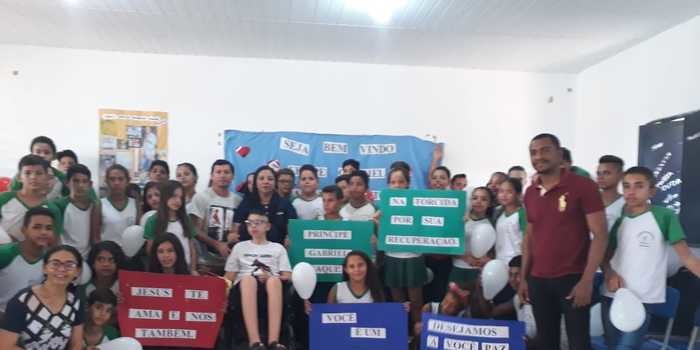 Alunos e professores fazem homenagem e acolhem o adolescente Felipe Gabriel
