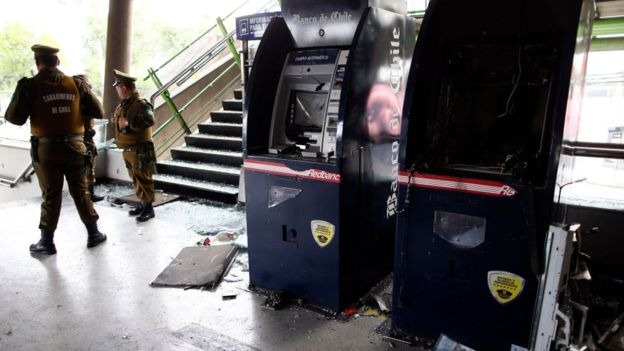 Na foto, dois caixas eletrônicos quebrados em uma estação de metrô