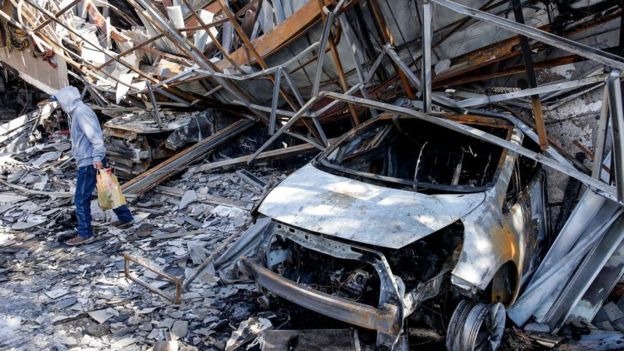 Carro e prédio destruídos em Valparaíso