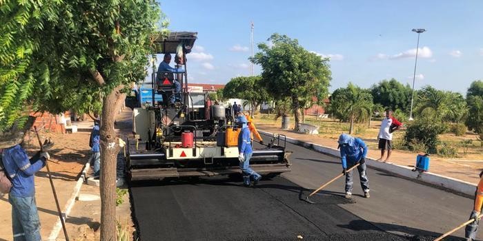 Em Santo Inácio prefeito conclui asfaltamento na Avenida Getúlio Vargas