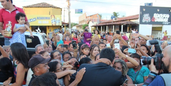 HISTÓRICO: Pe. Robson celebra missa para 30 mil pessoas em C. Maior