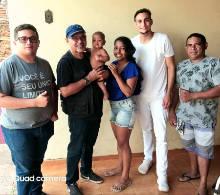 Técnico encantou a internet ao cantar para criança durante procedimento de ortopedia
