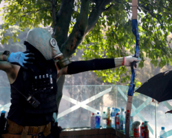 Policial é atingido por flecha em novo dia protestos em Hong Kong