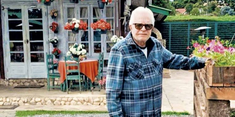 Cid Moreira leva picada de aranha no bumbum