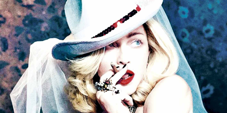 Madonna surge "bebendo urina" em xícara de chá