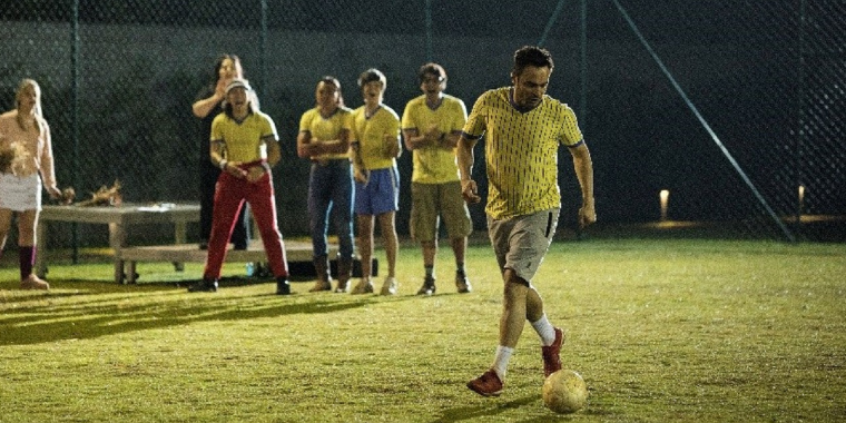 Elenco bom de bola é destaque em novos vídeos de Os Parças 2