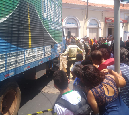 Universitário morre após ser atropelado por caminhão no Centro de THE