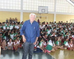Alunos da rede municipal de ensino participam de bate papo com o escritor Cineas Santos