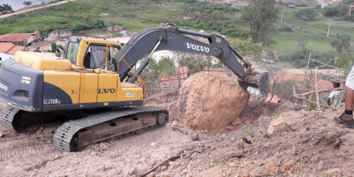 PMU remove pedra do Morro da Codipi