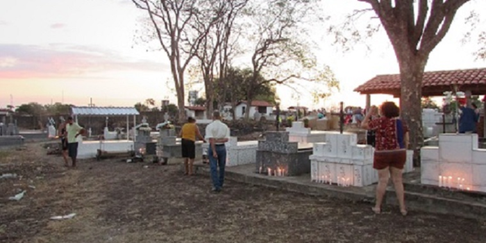 Dia de finados marcado com visitas nos cemitérios
