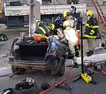 Mulher fica presa às ferragens em grave acidente na Avenida Gil Martins