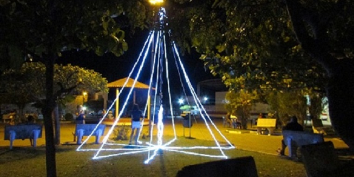 Prefeitura dar tom natalino em ornamentação na praça Dirceu Arcoverde