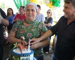 Um festival de criatividade e gostosuras no corte e distribuição dos bolos de aniversário de Monsenhor Gil 