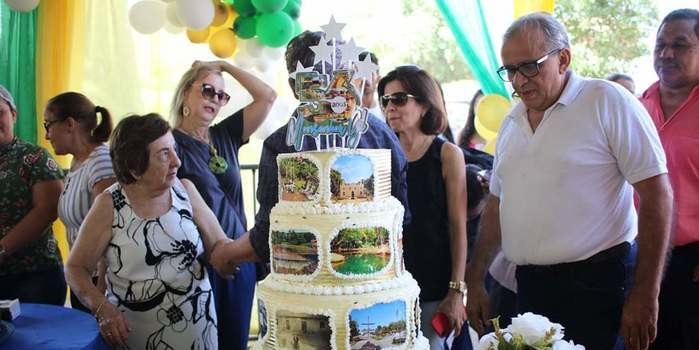 Um festival de criatividade e gostosuras no corte e distribuição dos bolos de aniversário de Monsenhor Gil