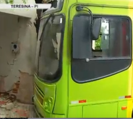 Passageiro se fere após motorista de ônibus invadir casa na z.Sul de Teresina