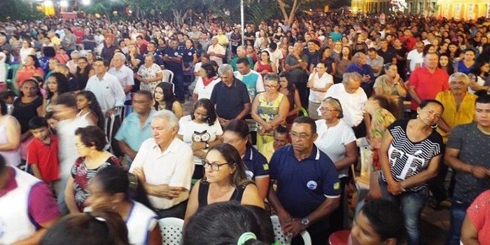 Fiéis lotam pátio de praça para assistir a 3ª noite de novena da Imaculada Conceição