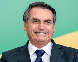 Bolsonaro recebe alta após passar noite em hospital em Brasília
