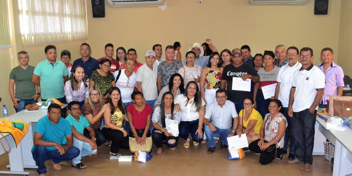 Prefeito Genival Bezerra faz entrega de fardamentos e tablets aos ACS