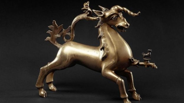 Jarro do século 15 feito de liga de cobre e moldado na forma de um unicórnio