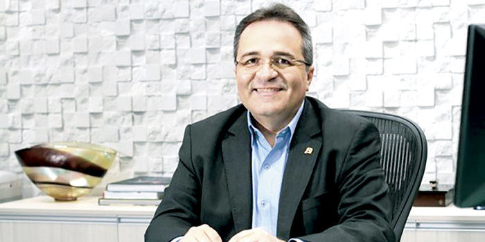 Por conta de protestos, título para presidente de banco é adiado