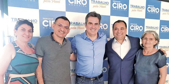 Ciro fecha com prefeito de Luzilândia; Janaína deve lançar a irmã