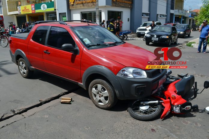 Colisão entre moto e carro deixa casal ferido no centro do município de Piripiri