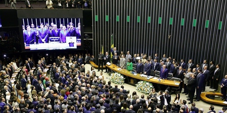 Deputados tomam posse em Brasilia. Renovação foi mais de 45%