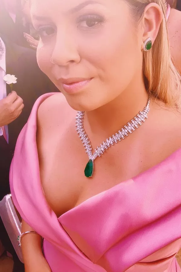 Marília Mendonça é madrinha de casamento e usa joias de quase R$ 1 mi