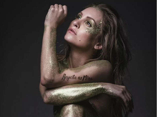 Carla Diaz protagoniza ensaio e diz que já foi assediada no carnaval