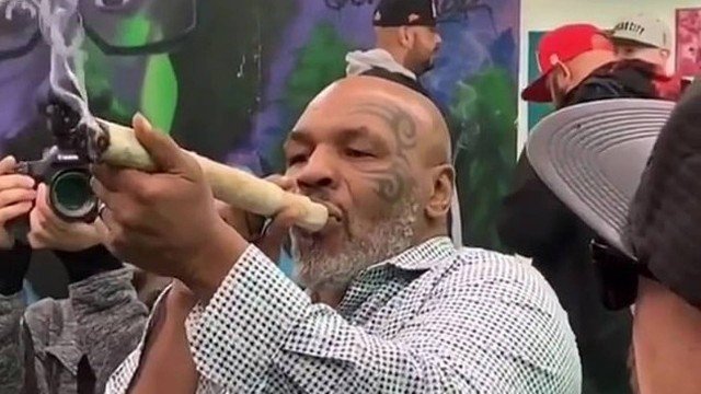 Ex-boxeador Mike Tyson é visto fumando enorme cigarro de maconha