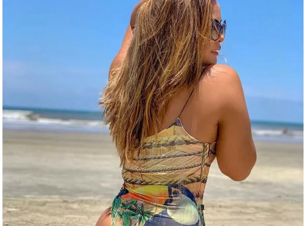 Geisy Arruda posa sensual na praia e fãs brincam: "Bumbum à milanesa"