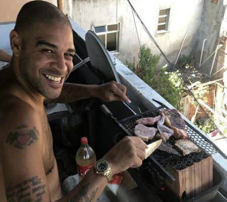 Sem contrato, Adriano põe patrimônio à venda , diz jornal