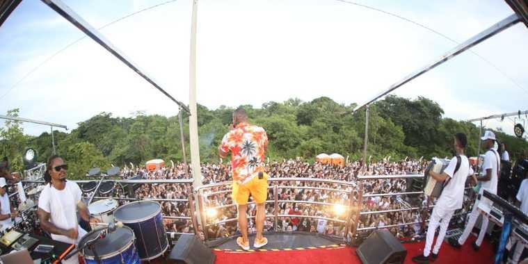 Léo Santana faz a alegria do teresinense em prévia de Carnaval